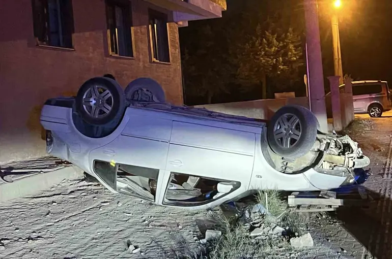Burdur’da takla atan otomobilde 2 kişi yaralandı
