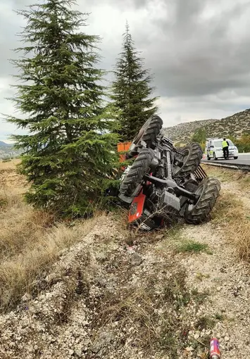 Burdur’da traktör devrildi, sürücüsü yaralandı
