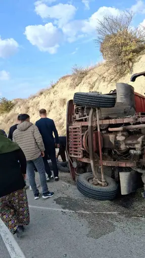 Burdur’da yük kamyonu devrildi: 1 yaralı