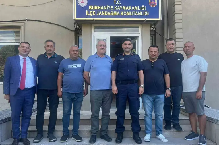 Burhaniye de Esnaf ve Sanatkarlar Odası yönetimi Jandarma komutanını ziyaret etti
