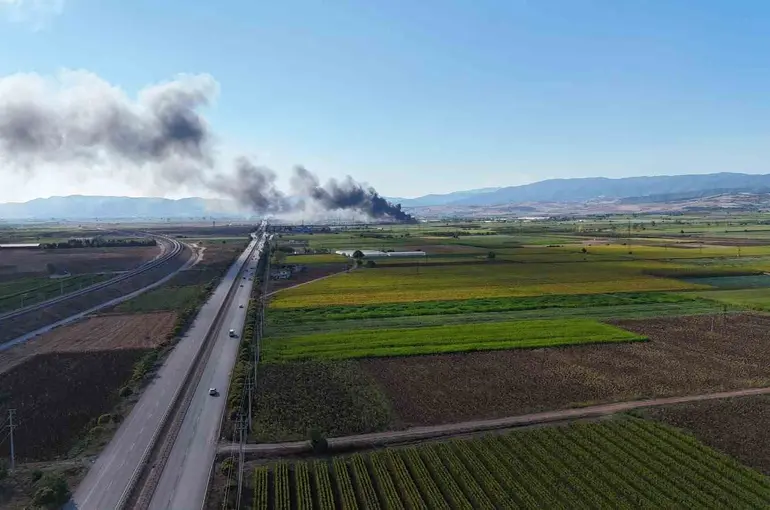 Bursa’da siyah incirlerin saklandığı soğuk hava deposunda yangın
