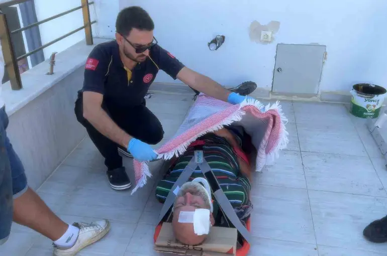 Bursa’da tadilat sırasında balkona düşen işçi yaralandı
