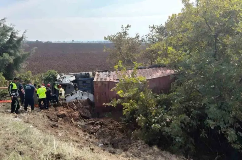 Bursa’da tır tarlaya uçtu: 1 yaralı

