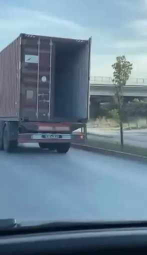 Bursa’da tırın açık kalan dorse kapağı tehlike saçtı
