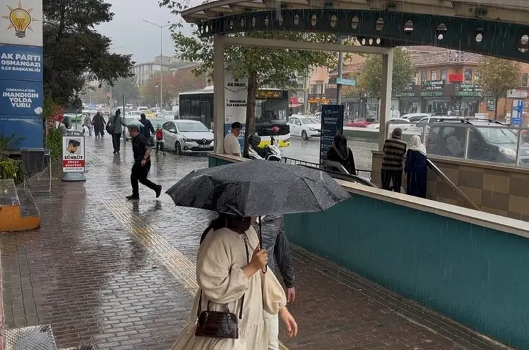 Bursa’da yağmur sevinci...Böyle dans ettiler
