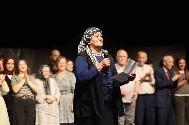 Büyüklerin tiyatro oyunu ayakta alkışlandı
