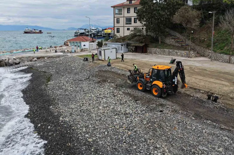 Büyükşehir ekiplerinden sahillerde temizlik çalışması
