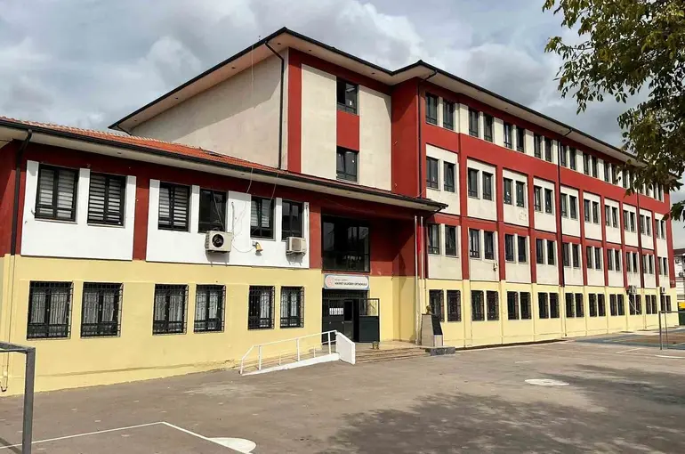 Büyükşehir’den 139 okula boya desteği
