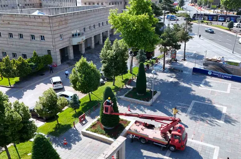 Büyükşehirden kent estetiğine titiz dokunuş: Süs bitkilerine form budaması
