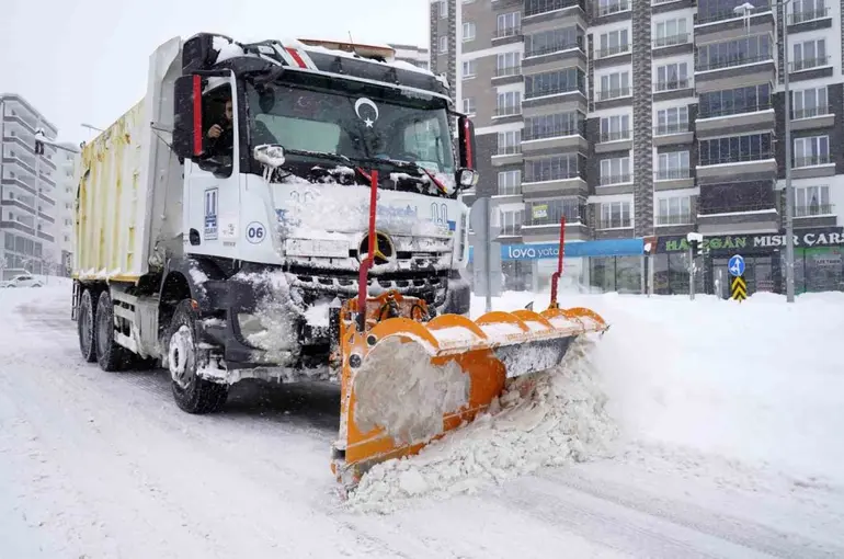 Büyükşehir’in kar timleri 7/24 sahada
