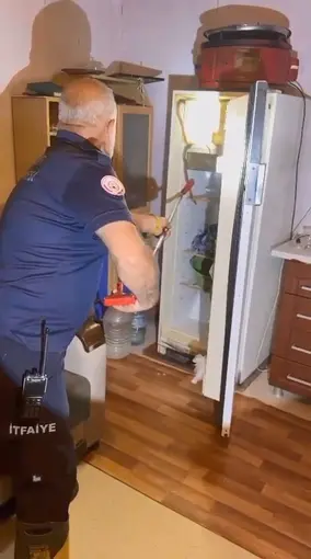 Buzdolabının içerisine giren yılanı itfaiye ekipleri çıkardı
