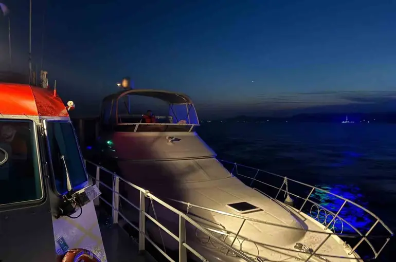 Çanakkale Boğazı’nda içinde 2 kişinin bulunduğu sürüklenen tekne kurtarıldı
