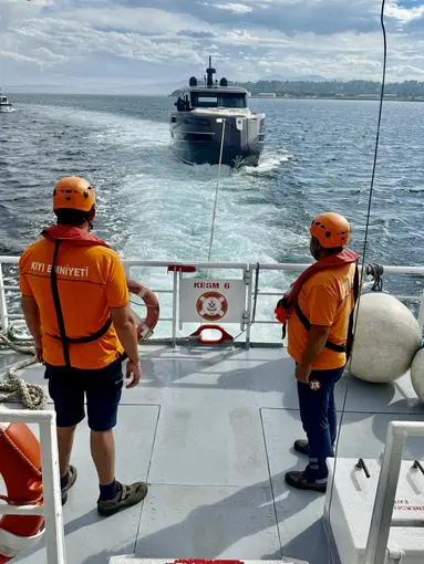 Çanakkale Boğazı’nda sürüklenen teknedeki 2 kişi kurtarıldı
