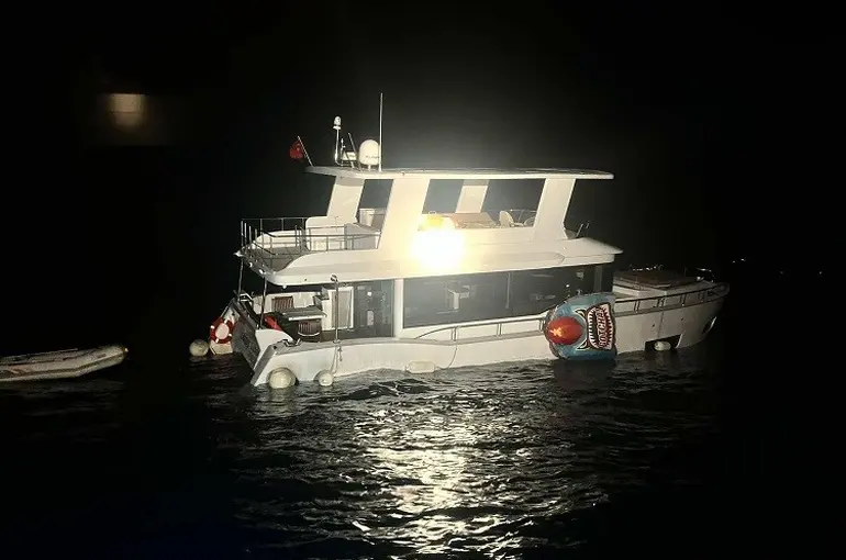 Çanakkale’de batma tehlikesi geçiren teknedeki 2 kişi kurtarıldı
