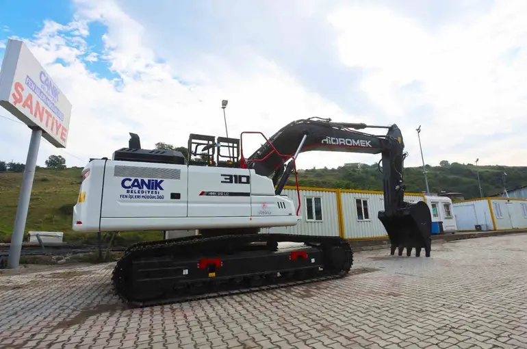 Canik Belediyesi araç filosuna yeni ekskavatör kattı
