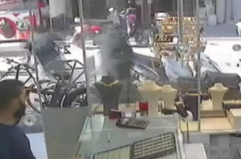 Çantayı kapıp kaçtılar, kadın peşlerinden koştu
