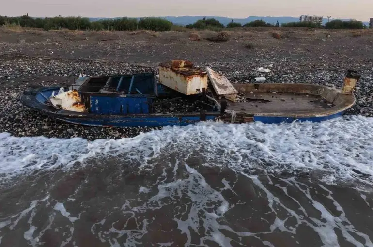 Caretta cerattaların yuvalama alanındaki kıyıya batık tekne vurdu
