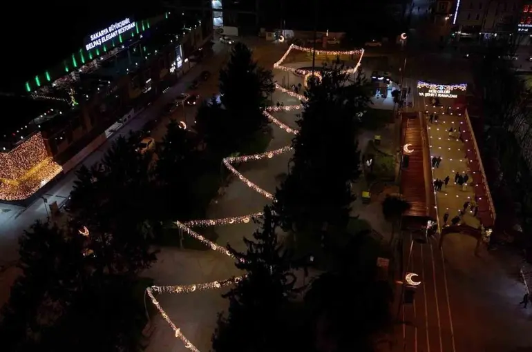 Çark Caddesi Ramazan ayına özel led ışıklarla süslendi

