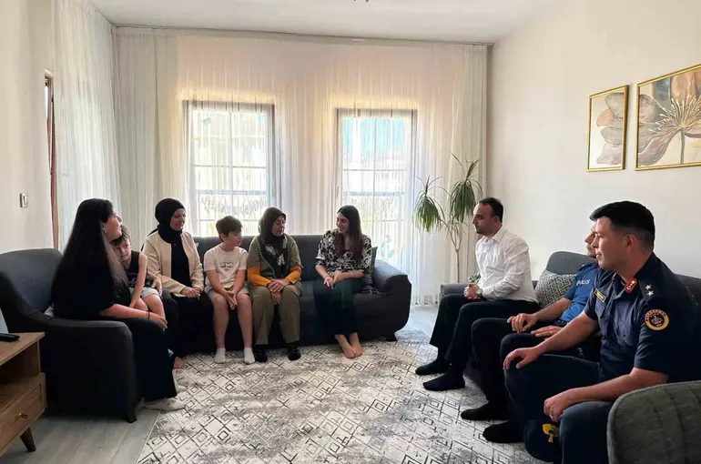Çavdarhisar Kaymakamı Mantı’dan şehit ailelerine ziyaret
