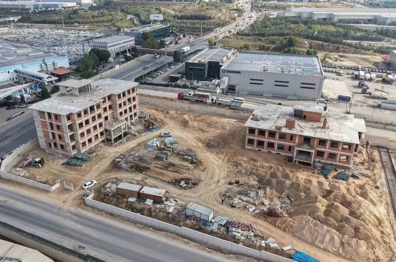 Çayırova’da inşa edilen meslek lisesinin kaba inşaatı tamamlandı
