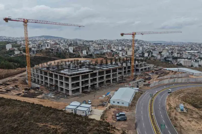 Çayırova’da yapımı süren 200 yataklı devlet hastanesi yükseliyor
