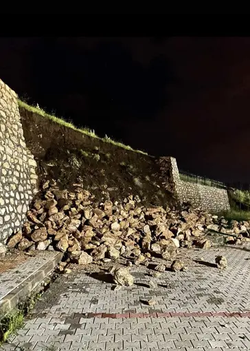 Çermik’te istinat duvarı çöktü
