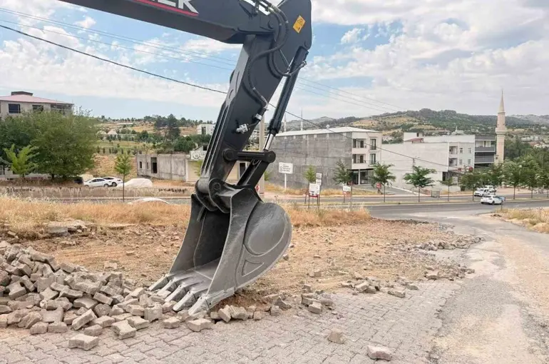 Çermik’te yol yapımı gecikti başkan özür diledi
