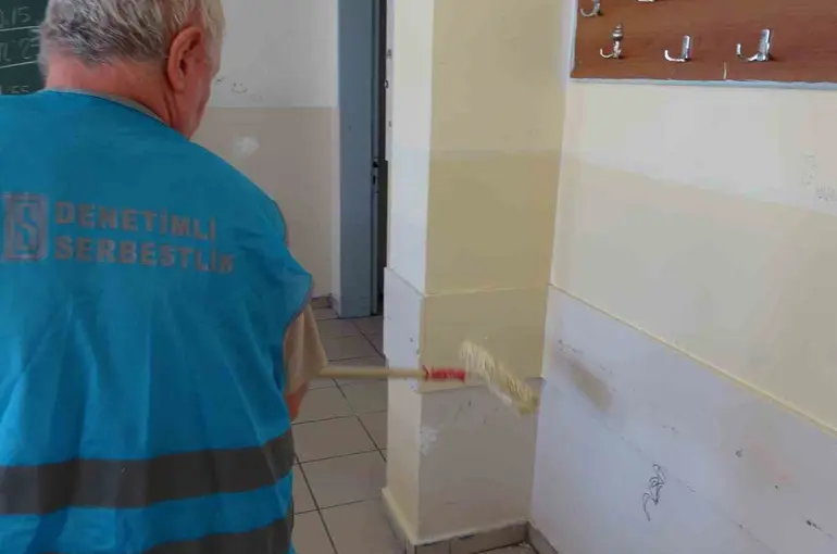 Cezalarını okullardaki sınıfları boyayarak çektiler
