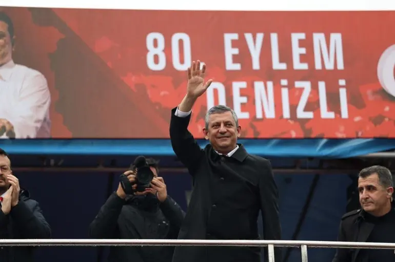CHP Genel Başkanı Özel: "Seçim sath-ı mailindeyiz, kapı kapı gezmeye var mısınız?"
