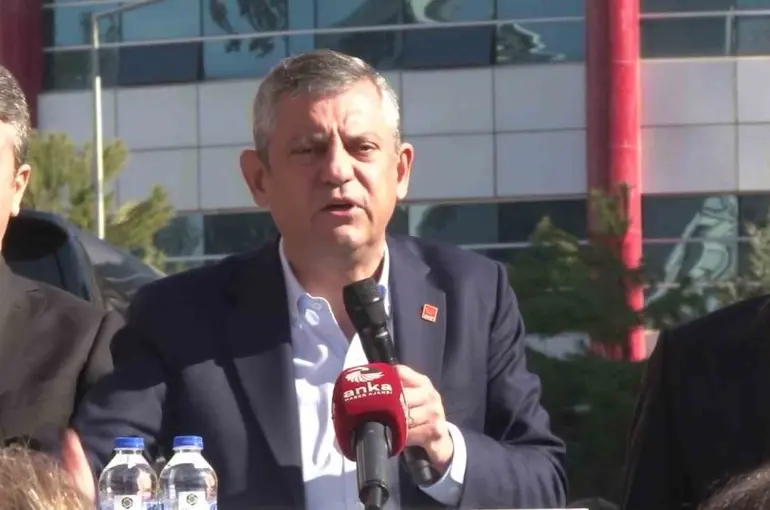 CHP Genel Başkanı Özgür Özel vatandaşlarla bir araya geldi
