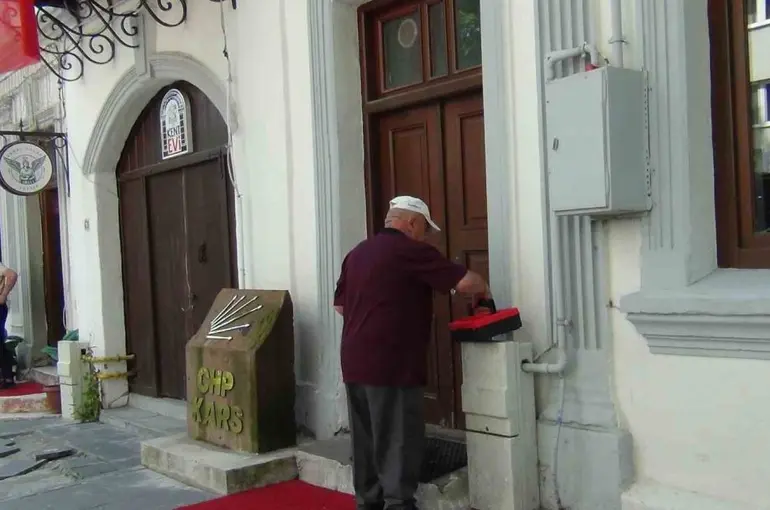 CHP Kars İl Başkanlığı’nda çilingirli devir
