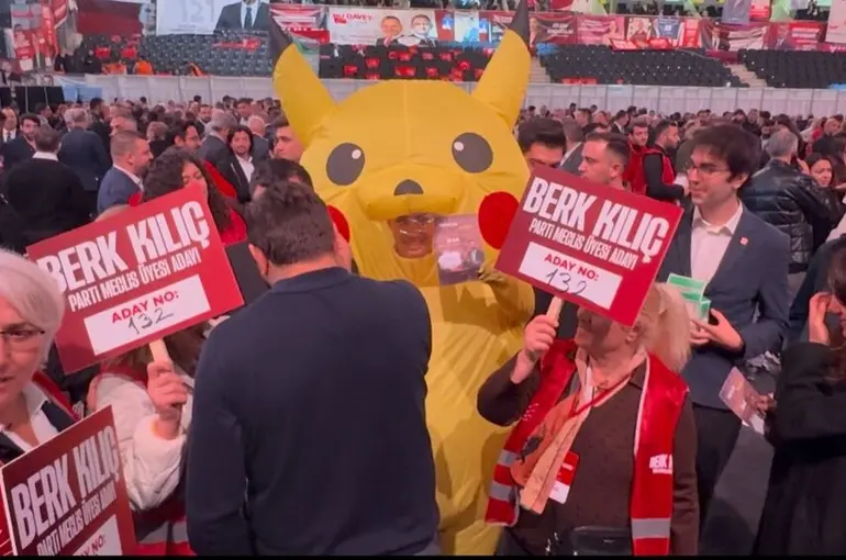 CHP Kurultayı’na bir kişi Pikachu kostümüyle katıldı
