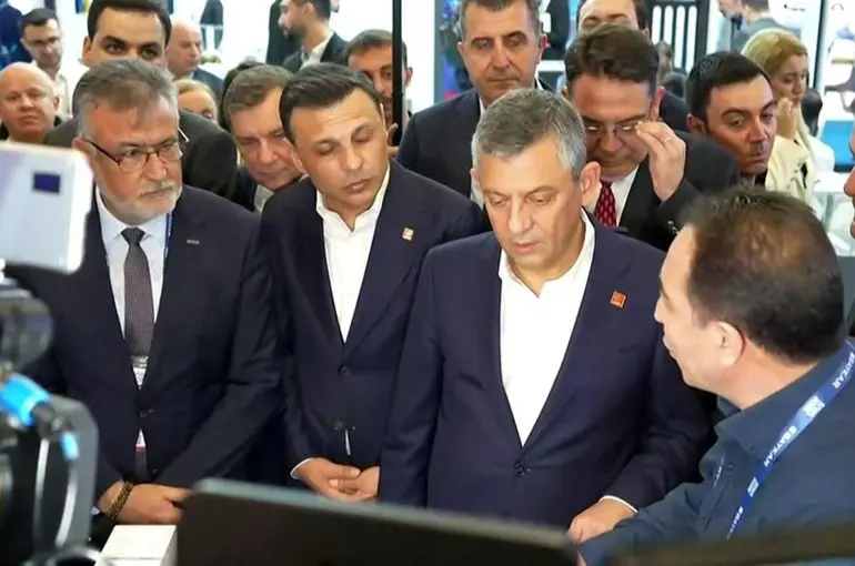 CHP lideri Özgür Özel "Kaan'ın yerli milli motoruyla uçacağı günü dört gözle bekliyoruz"