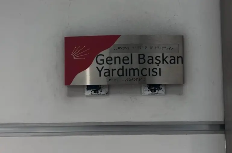 CHP’de tahliye sonrası temizlik çalışmaları devam ediyor
