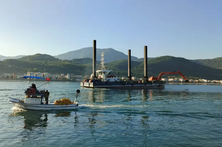 Cide Limanı’nda temizlik çalışması
