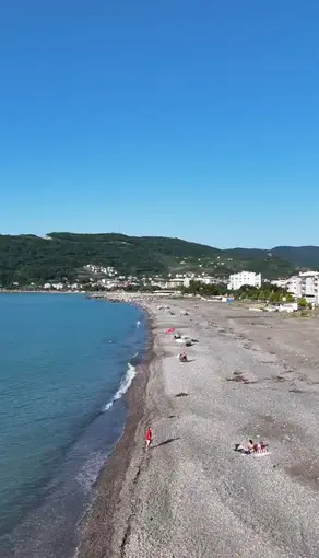 Cide’de selin ardından vatandaşlar sahillerde denize girmeye başladı
