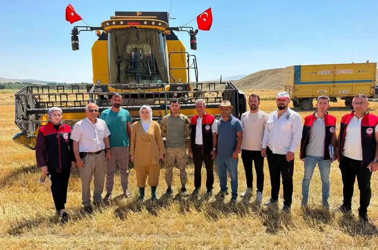 Çizmeli Kaymakam bu kez tarlada
