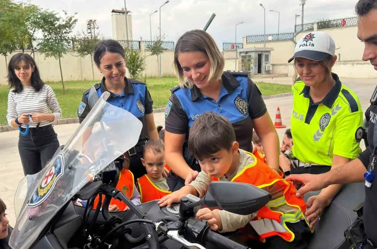 Cizre’de minik öğrencilere polislik mesleği tanıtıldı
