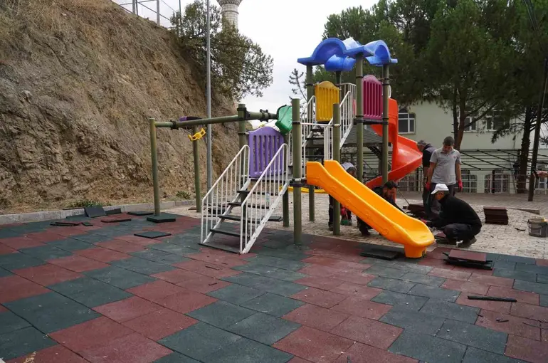 Çocuk park ve oyun alanları yenileniyor zeminleri kauçukla kaplanıyor
