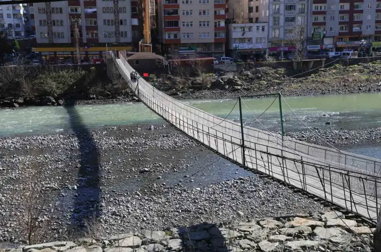 Çoruh Nehri üzerindeki asma köprüler tarihe meydan okuyor
