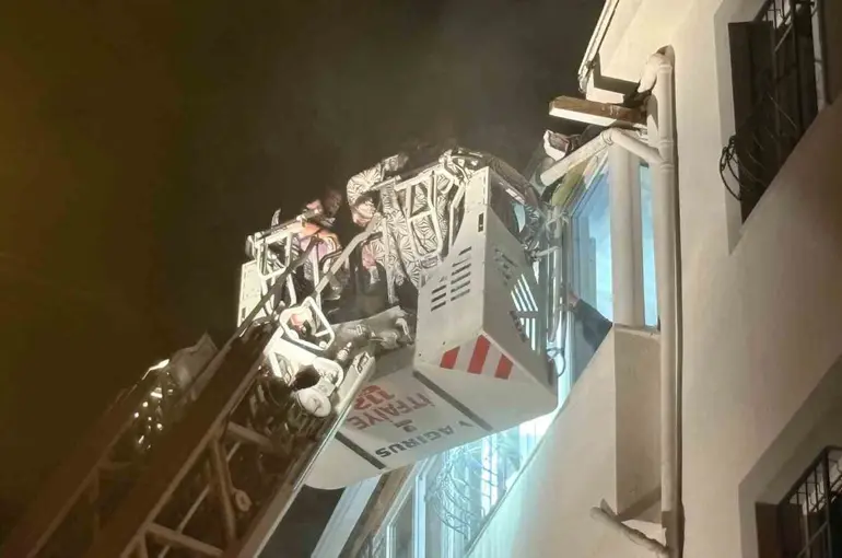 Çorum’da alevlerin sardığı apartman dairesinde mahsur kalan 7 kişi itfaiye merdiveniyle kurtarıldı

