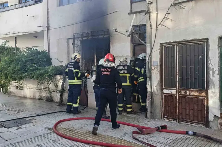 Çorum’da apartman dairesinde çıkan yangın korkuttu
