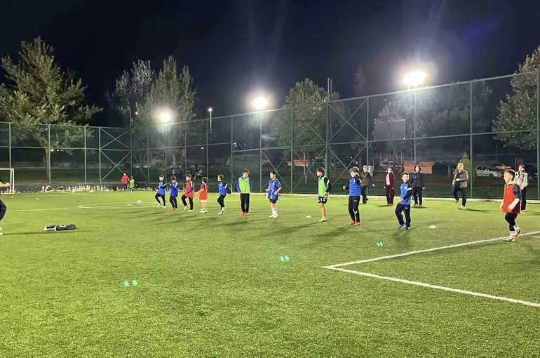 Çorum’da vatandaşlar parkta buluşup sağlıklı yaşam için egzersiz yaptı
