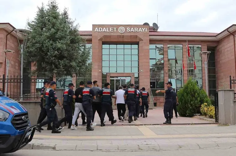 Çorum’da yasa dışı bahis ve kumar operasyonu: 8 tutuklama
