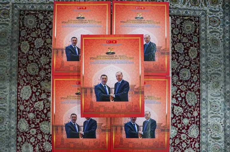 Cumhurbaşkanı Erdoğan, Caparov’a baş yazısını kendisinin yazdığı kitabı armağan edecek
