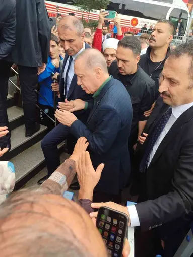 Cumhurbaşkanı Erdoğan cuma namazını Güneysu Merkez Camii’nde kıldı
