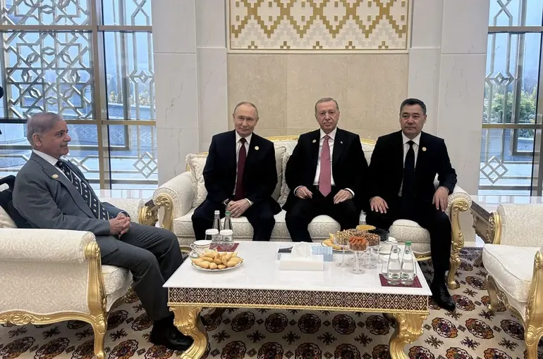 Cumhurbaşkanı Erdoğan'dan Türkmenistan'da 3'lü zirve