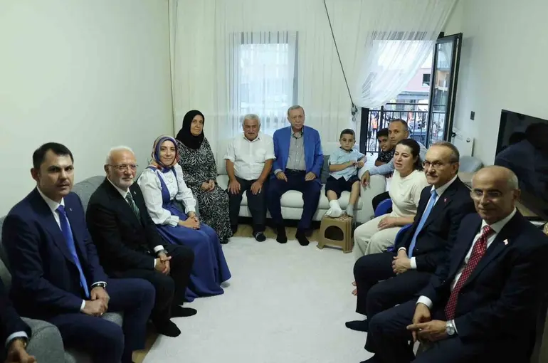 Cumhurbaşkanı Erdoğan, Malatya’da depremzede bir aileyi ziyaret etti
