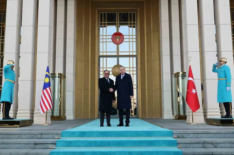 Cumhurbaşkanı Erdoğan, Malezya Başbakanı Enver İbrahim’i törenle karşıladı
