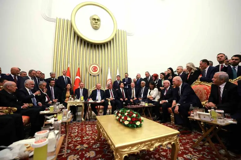 Cumhurbaşkanı Erdoğan, TBMM’de parti lideriyle buluştu
